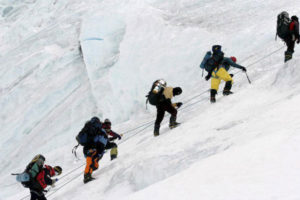 एकैदिन १५० जनाले गरे सगरमाथा आरोहण