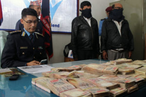 अवैध भारु सहित पक्राउ परेका दुई व्यक्ति सार्वजनिक