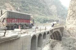 मुग्लिन सडकका साँघुरा पुलले यात्रुलाई सास्ती