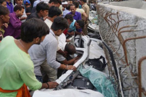 भारतमा निर्माणाधीन आकासे पुल भत्किँदा कम्तीमा १२ जनाको मृत्यु