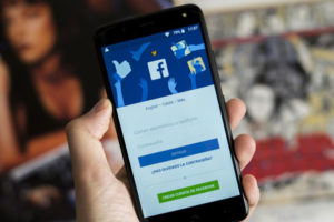 फेसबुकले किन मागिरहेको छ प्रयोगकर्ताका निर्वस्त्र तस्वीर ?