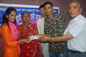 तीनजुरे मिडिया ग्रुपद्वारा दुई महिलालाई सहयोग