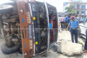 इटहरीमा बस दुर्घटना हुँदा एक जनाको मृत्यु, २२ भन्दा बढी घाईते