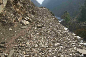 स्थानीयवासीको अवरोधका कारण उत्तर–दक्षिण लोकमार्ग निर्माण ठप्प