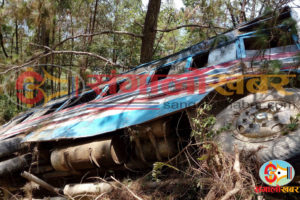 धनकुटाको स्कुलडाँडामा बस पल्टियो, घाईतेको उद्धार जारी