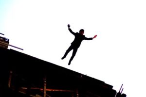 निर्माणाधीन घरको छतबाट खसेर भारतीयको मृत्यु