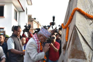प्रम ओलीद्वारा जनयुद्ध स्मारकमा माल्यार्पण