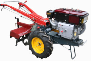 कृषकलाई हाते ट्र्याक्टर र मकै छोडाउने मेशिन वितरण