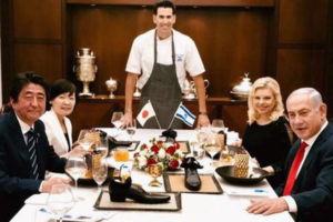 इजराइलमा जापानी प्रधानमन्त्रीलाई ‘जुत्ता’मा खाना दिएपछी हंगामा