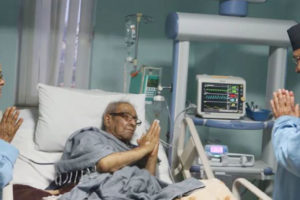 राष्ट्रकविलाई भेट्न प्रधानमन्त्री ओली अस्पतालमा