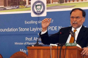 पाकिस्तानी गृहमन्त्रीमाथि गोली प्रहार गरी हत्या प्रयास