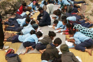 विद्यालय सारेर खुला आकाशमुनि पढाई