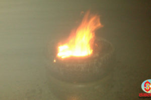 धनकुटामा एकाबिहानै टायर बालेर प्रदर्शन