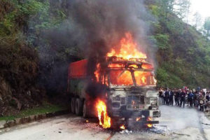 धादिङमा ४ वटा सवारीसाधन ठोक्किँदा ट्रक र मोटरसाइलमा आगलागी