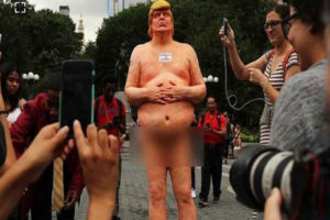 ३० लाखमा बिक्यो ट्रम्पको नांगो मूर्ति