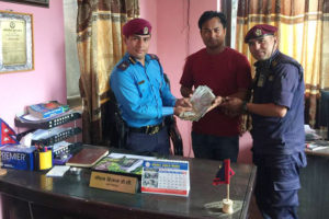 हराएको एक लाख ५५ हजार फेला पारेर सम्बन्धित धनीलाई प्रदान