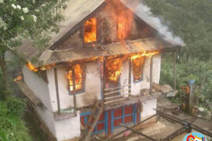 छथर जोरपाटीमा घर जलेर नष्ट हुँदा ९ लाखको क्षति
