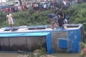 धर्मस्थलीबाट रत्नपार्क आउँदै गरेको बस खोलामा खस्यो, १५ यात्रु घाइते (भिडियोसहित)