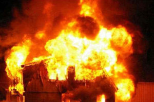 पाँचथरमा आगलागी हुँदा तीन घर जलेका नष्ट