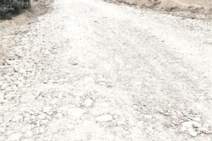 मापदण्ड विपरीत सडक ग्राभेल हुँदा स्थानीयको आपत्ति