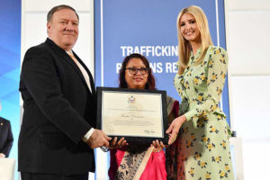 ट्रम्पकी छोरीको हातबाट सुनिता दुनुवारले पाइन् विश्व प्रतिष्ठित हिरो अवार्ड