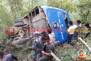 धनकुटाको कार्कीछापमा बस पल्टियो, घाईतेको उद्धार जारी