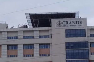 सिम्रिक एयरको हेलिकप्टर ग्राण्डी अस्पतालको छतमा दुर्घटना