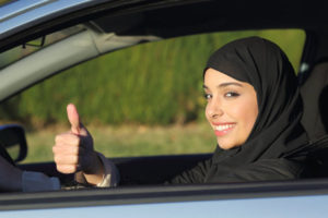 साउदीका महिलाले आइतबारबाट आफै सवारी चलाउन पाउने