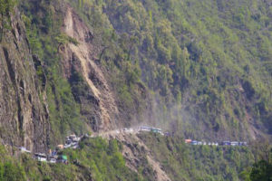 नारायणगढ-मुग्लिन सडकमा निरन्तर पहिरो खस्न थालेपछि बैकल्पिक मार्ग खोज्न सुझाव