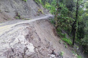 पहिरोका कारण दिक्तेल–पाथेका सडक अवरुद्ध