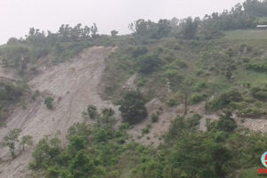 धनकुटाका २४ परिवार पहिरोको उच्च जोखिममा, पहिरोका कारण सडक अवरुद्ध हुँदा सास्ती