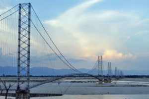 दक्षिण एशियाको दोस्रो लामो दोधारा-चाँदनी झोलुंगे पुल चुँडिदै