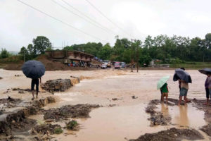 पश्चिम दाङको टवाङ्खोलामा आएको बाढीले यात्रुबाहक बस बगायो