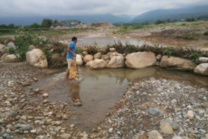 पानीको माग गदै किसानले कुलोको मुहानमा पूजा गरे