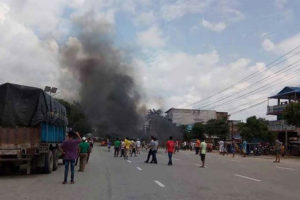 भरतपुरमा प्रहरी र प्रदर्शनकारीबीच झडप, प्रहरीद्वारा हवाई फायर