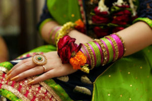 साउन महिनाः युवतीमा मेहन्दी र हरियो चुरा लगाउने ‘क्रेज’