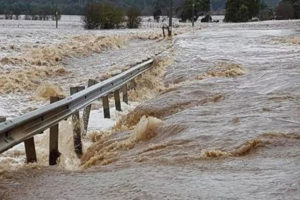 बाढीले पुल भत्कँदा हुलाकी सडक अबरुद्ध