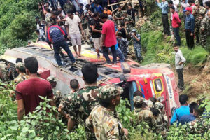 रूकुममा बस दुर्घटना, एकको मृत्यु, १६ घाइते