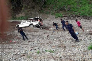 ओखलढुंगामा बिरामी बोकेको गाडी खोलामा खस्यो : बिरामीको घटनास्थलमै मृत्यु, तीन घाइते