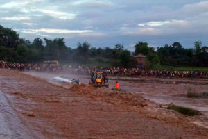 ग्वार खोलामा आएको बाढीले यात्रुवाहक बस बगाउँदा एक दर्जन घाइते