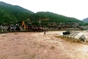 खोला पार गर्दैगर्दा बाढी आएपछि…