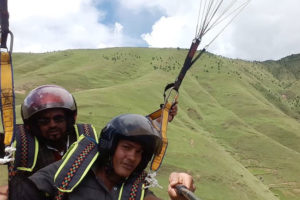 दुई युवाको साहसिक प्याराग्लाइडिङ