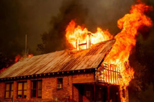 क्यालिफोर्निया डढेलोबाट एक हजार घर नष्ट