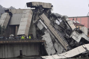 इटलीमा पुल भत्कियोः ३० भन्दा बढी गाडी भुइँमा बज्रिँदा ३५ को मृत्यु