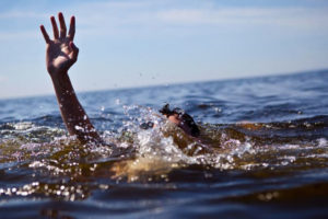 अरुण नदीमा पौडी खेल्ने क्रममा डुब्दा एक युवा बेपत्ता