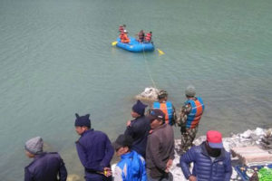 गोक्यो हिमतालमा बेपत्ता भएका एक विद्यार्थीको शव निकालियो, दुईको खोजी कार्य जारी