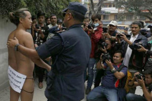 नयाँ मुलुकी ऐनको विरोधमा सिंहदरबार अगाडि नाङ्गै प्रर्दशन