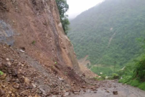 गाईघाट–फोक्सिङटार सडक डेढ महिनादेखि अवरुद्ध