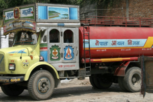 ट्याङ्कर चालक र हेल्परको तलब वृद्धिको माग