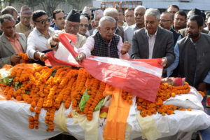 स्व. नेता बाँस्तोलाप्रति सभापति देउवाद्वारा पार्टीको झण्डा ओढाएर श्रद्धाञ्जलि